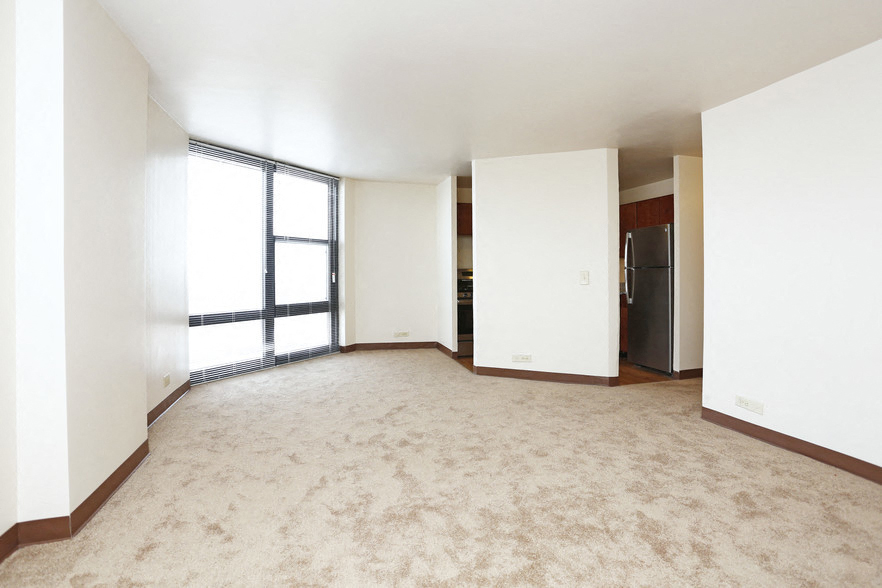 Apartment Dining Area at 4700 Lake Park Apartments